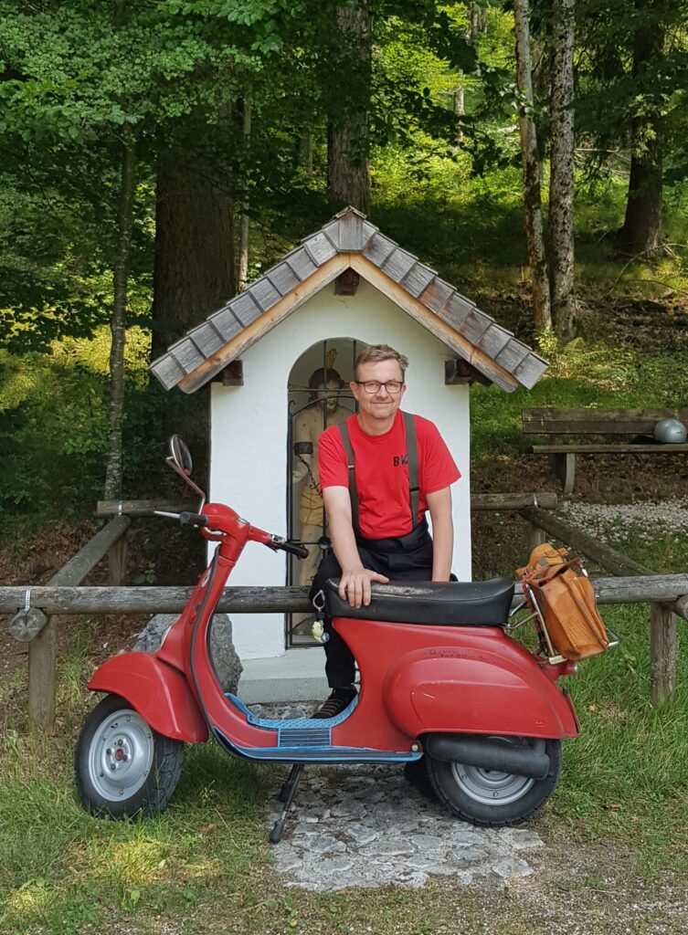 Deinlein-Motorroller-Hammerau Royal-Alloy-Lambretta-Vespa-Piaggio-Kymco Sägewerkstr.13-83404 Ainring-Hammerau Zwischen Bad Reichenhall und Freilassing nähe Salzburg Tel.D 0049(0) 151 6751 3353 Tel.A 0043(0) 670 509 32 38 Festnetz Tel.D 0049(0)8654/7796159 Mail deinlein-roller-motorrad@t-online.de